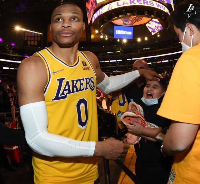 爱游戏-冲刺阶段迈阿密热火备战社区盾，回应争议细节曝光，媒体盛赞，赛季目标并未改变(曼联官方晒海报预热社区盾杯)